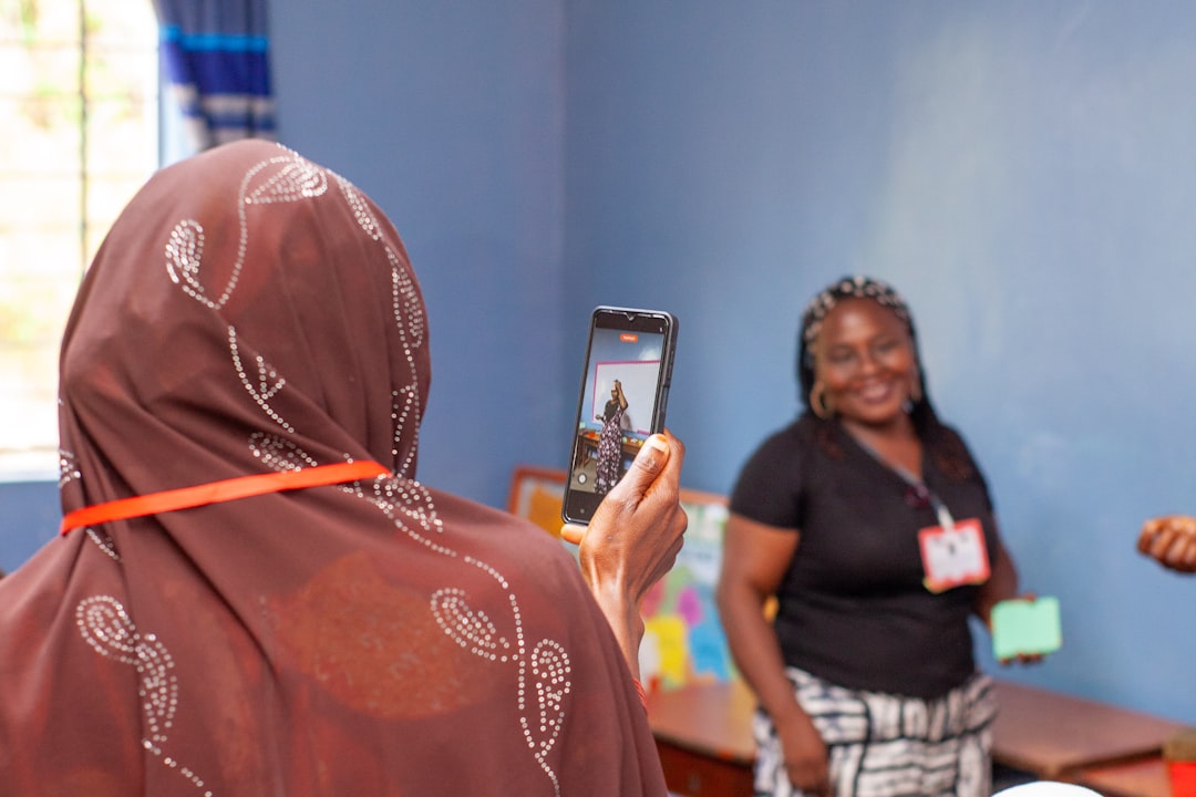 Persona practicando mindfulness para equilibrio vida-trabajo